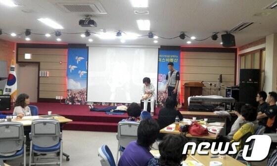 본문 이미지 - 23일 1급 응급구조사 최익호 소방관이 아이돌보미 선생님 60여명을 대상으로 응급처치교육을 실시하고 있다.© News1 