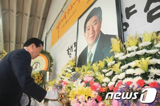 본문 이미지 - 23일 오전 광주 YMCA 무진관에서 열린 노무현 대통령 서거 4주기 민주당 광주시당및 전남도당 합동분향식에서 강운태 광주시장이 분향하고 있다. 2013.5.23/뉴스1 © News1 김태성 기자