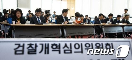 본문 이미지 - 전국 평검사 대표 30명이 23일 오전 서울 서초동 대검찰청 국가디지털포렌식센터에서 열린 검찰개혁심의위원회와의 검찰 개혁안 마련과 관련된 간담회에 참석, 간담회 시작을 기다리고 있다. 검찰개혁심의위원회는 검찰 인사나 조직 문화 등에 대해 평검사들의 의견을 대폭 반영하기 위해 이날 간담회를 마련했다. 2013.5.23/뉴스1 © News1 유승관 기자