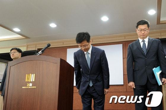 본문 이미지 - 23일 전주지방검찰청 전주지검 중회의실에서 최윤수 차장검사가 이대우(46) 도주사건에 대해 공식적으로 사과를 하고 있다.2013.05.23/뉴스1 © News1 김대웅 기자