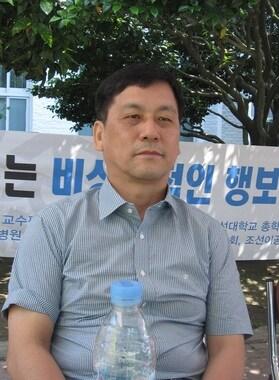 본문 이미지 - 윤창륙 조선대 교수평의회 의장이 23일 '비리이사 퇴진과 개방이사 선임, 법인 법정부담금 해결, 반교육적 대학평가 저지' 등을 요구하면 대학 본관 앞에서 무기한 단식투쟁에 돌입했다© News1 