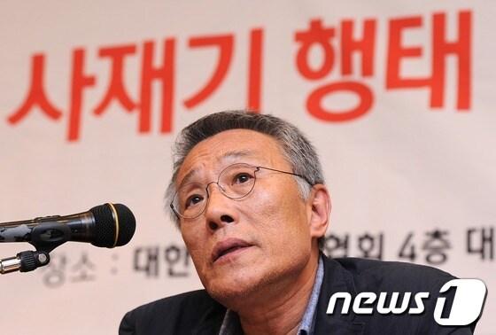본문 이미지 - 황석영 작가가 23일 오전 서울 삼청로 대한출판문화협회 대강당에서 출판계에 만연한 사재기 행태 근절 촉구 기자회견에 참석해 발언하고 있다. 황 작가는 기자회견에서 