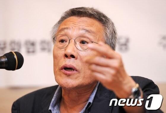 본문 이미지 - 황석영 작가가 23일 오전 서울 삼청로 대한출판문화협회 대강당에서 출판계에 만연한 사재기 행태 근절 촉구 기자회견에 참석해 발언하고 있다. © News1 박철중 기자