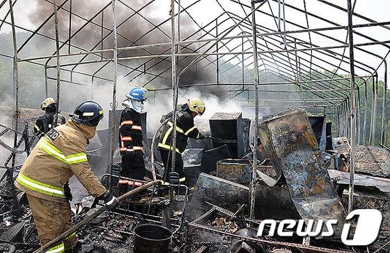 본문 이미지 - 23일 오전 10시 20분경 강원 원주시 만종리 중부동 2길 창고용 비닐하우스에서 화재가 발생했다. © News1 이예지 기자