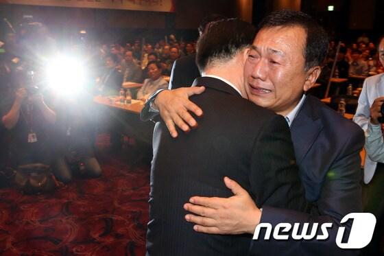 본문 이미지 - 개성공단 출입차단 51일째인 23일 한재권 개성공단 정상화 촉구 비대위 대표공동위원장이 서울 여의도 중소기업중앙회에서 열린 개성공단 정상화 촉구 대회에 참석해 개성공단 발자취에 대한 설명을 마친 유창근 대변인과 눈물을 흘리며 포옹하고 있다. 이날 촉구 대회에는 개성공단 입주기업 임직원과 주재원 등 약 500여명이 참석했다.2013.5.23/뉴스1 © News1   이광호 기자