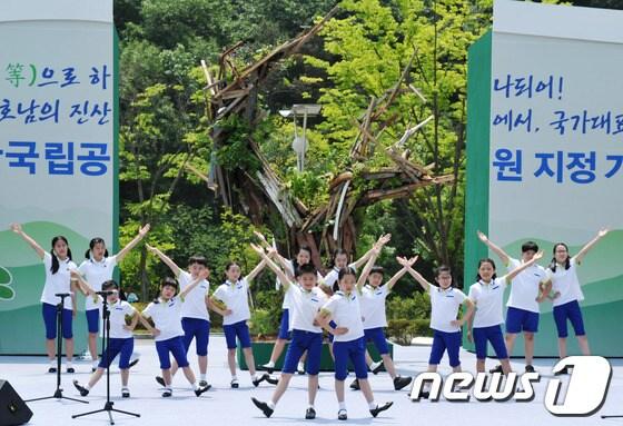본문 이미지 - 23일 오전 광주 동구 학운동에서 열린 무등산 국립공원 지정 기념행사에서 광주지역 초등학생 공연단이 무대에 올라 퍼포먼스를 펼치고 있다. 2013.5.23/뉴스1 © News1 정회성 