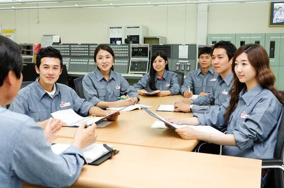 본문 이미지 - 울산대학교는 세계 최대 산업도시를 배경으로 전국 최고의 산학협동교육을 자랑한다. 융합교육과정 학생들이 SK에너지에서 산업체 현장지도교수로부터 실무를 배우고 있다./사진제공=울산대학교 © News1  