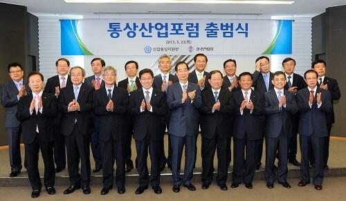 본문 이미지 - 23일 통산산업포럼 출범식에 참석한 정·재계 인사들이 기념촬영을 하고 있다(앞 열 왼쪽 네 번째가 윤상직 산업통상자원부 장관, 다섯 번째는 한덕수 한국무역협회 회장). © News1  