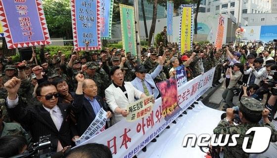 본문 이미지 - 대한민국고엽제전우회, 라이트코리아 등 보수단체 회원들이 23일 오전 서울 종로구 중학동 일본대사관 앞에서 열린 기자회견에서 아베 총리와 하시모토 오사카 시장의 위안부 관련 망언을 규탄하는 구호를 외치고 있다. © News1 박지혜 기자
