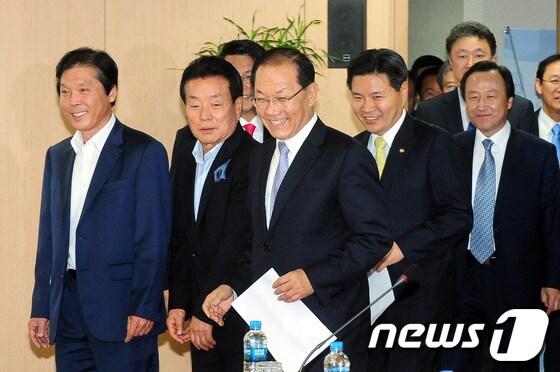 본문 이미지 - 황우여 새누리당 대표등 최고의원들이 23일 오전 인천시 중구 인천항만공사에서 열린 ‘새누리당 인천 현장 최고위원회’에 입장하고 있다. 2013.5.23/뉴스1 © News1 신창원 기자
