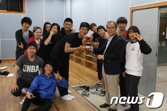 본문 이미지 - © News1 한국영상대 유재원 총장이 22일 소극장을 찾아 방과 후 연습중인 연기과 학생들에게 야식쿠폰을 나눠주고 있다.  