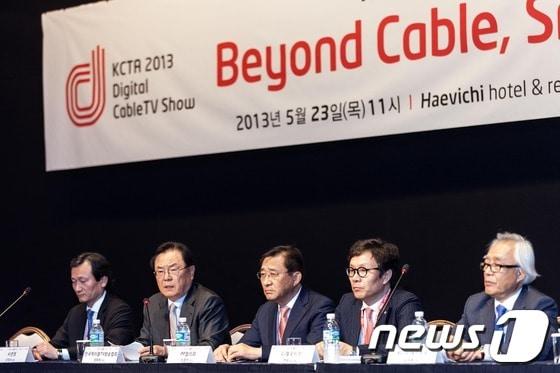 본문 이미지 - 장영보 씨앤앰 대표, 양휘부 한국케이블TV방송협회, 최종천 PP협의회장, 변동식 CJ헬로비전 대표, 김귀진 KCTV제주방송 대표(사진=한국케이블TV방송협회) © News1  