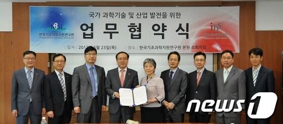 본문 이미지 - 사진 가운데 왼쪽부터 오세정 IBS 원장, 정광화 KBSI 원장. © News1 