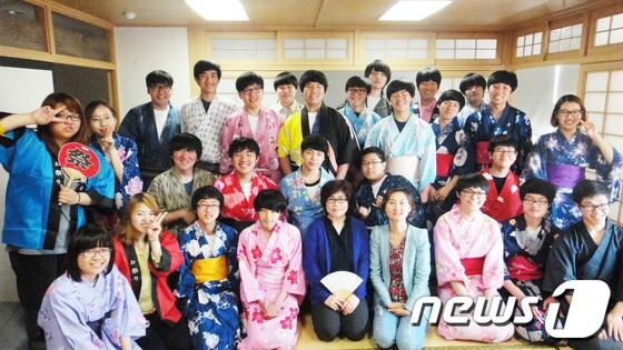 본문 이미지 - 극동대를 방문한 경기도 용인 태상고 학생들이 일본 전통의상을 입고 기념촬영을 하고 있다.  사진제공 = 극동대 © News1  
