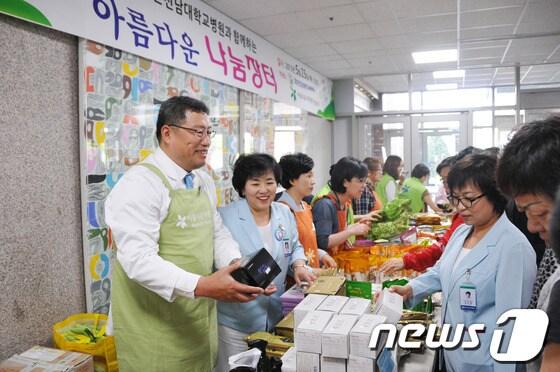 본문 이미지 - 화순전남대병원 정신 원장직무대행(사진 왼쪽)과 박숙령 간호부장(왼쪽 두 번째) 등 임직원들이 '아름다운 나눔장터'에서 고객들을 맞이하고 있다/사진제공=화순전남대병원© News1 