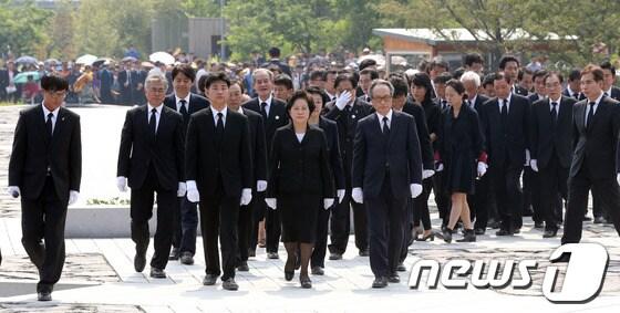 본문 이미지 - 고 노무현 전 대통령 서거 4주기 추도식이 열린 지난 23일 경남 김해시 봉하마을 고 노무현 전 대통령 묘에서 권양숙 여사와 아들 노건호 씨 등 유족과 주요인사들이 참배를 하기 위해 이동하고 있다. 2013.5.23/뉴스1 © News1 송원영 기자