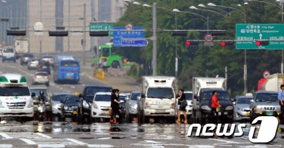 본문 이미지 - 24일 서울의 낮 최고기온이 33도까지 오를 것으로 보인다. © News1 양동욱 기자