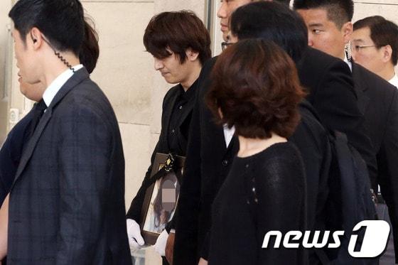 본문 이미지 - 가수 손호영이 23일 오후 서초구 원지동 서울추모공원에서 전 여자친구의 영정을 들고 화장장으로 향하고 있다. 2013.5.23 머니투데이/뉴스1 © News1   