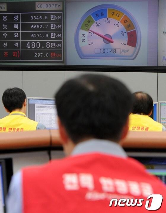 본문 이미지 - 대구의 낮기온이 최고 31도까지 오르는 등 전국적으로 무더운 날씨를 보인 23일 오후 서울 강남구 삼성동 전력거래소 전력수급 상황실에서 긴장감이 감돌고 있다. 전력거래소는 오후 한때 예비전력이 500만 kw로 떨어지면서 준비단계가 발령 되기도 했다. 2013.5.23/뉴스1 © News1   손형주 기자