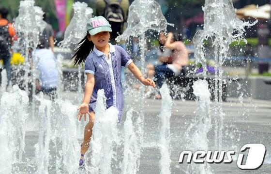 본문 이미지 - 25일 서울의 낮 최고기온이 31.8도까지 오르는 등 전국 대부분 지역의 낮 최고기온이 30도를 넘어섰다. © News1 양동욱 기자