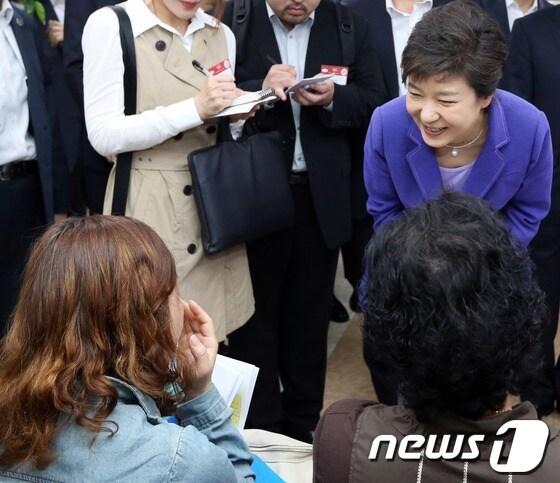 본문 이미지 - 박근혜 대통령이 23일 오전 서울 역삼동 국민행복기금 본사를 방문해 시민들과 대화하고 있다. (문화체육관광부 제공) 2013.5.23/뉴스1 © News1 박철중 기자