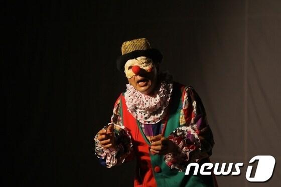 본문 이미지 - 이지현 씨의 1인극 '애꾸눈 광대'가 28일 빛고을 아트스페이스 공연장에서 10월까지 상설공연을 펼친다.© News1 