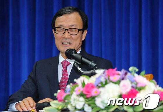 본문 이미지 - 이순우 우리금융그룹 신임 회장 내정자가 23일 오후 서울 종로구 우리카드 본사 대강당에서 열린 기자회견에서 취재진의 질문에 답하고 있다. 2013.5.23/뉴스1 © News1   양동욱 기자