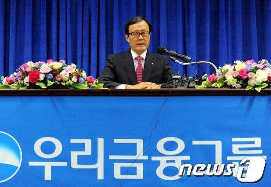 본문 이미지 - 이순우 우리금융그룹 신임 회장 내정자가 23일 오후 서울 종로구 우리카드 본사 대강당에서 열린 기자회견에서 취재진의 질문에 답하고 있다. 2013.5.23/뉴스1 © News1   양동욱 기자
