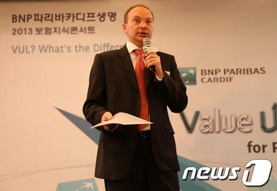 본문 이미지 - 쟝 크리스토프 다베스 BNP파리바카디프생명 대표이사가 22일 서울 웨스틴조선호텔에서 열린 '2013 보험지식콘서트'에서 개회사를 하고 있다.(사진제공=BNP파리바카디프생명)© News1  