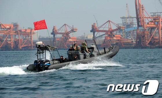 본문 이미지 - 23일 포항특정경비지역사령부가 실시한 합동방호 훈련에서 가상적군들이 고속정을 타고 포항항으로 침투하고 있다./사진제공=포특사© News1 