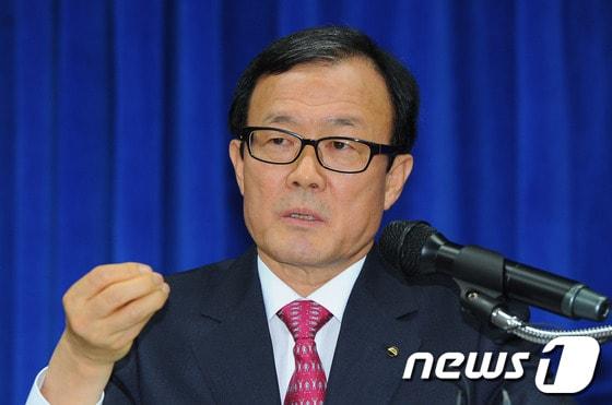 본문 이미지 - 이순우 우리금융그룹 신임 회장 내정자가 23일 오후 서울 종로구 우리카드 본사 대강당에서 기자회견을 갖고 취재진의 질문에 답하고 있다. 이 내정자는 
