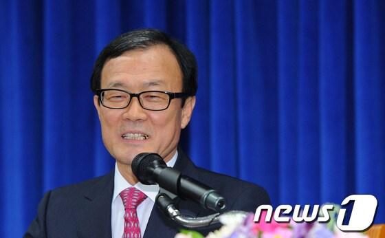 본문 이미지 - 이순우 우리금융그룹 신임 회장 내정자가 23일 오후 서울 종로구 우리카드 본사 대강당에서 기자회견을 갖고 취재진의 질문에 답하고 있다. 이 내정자는 