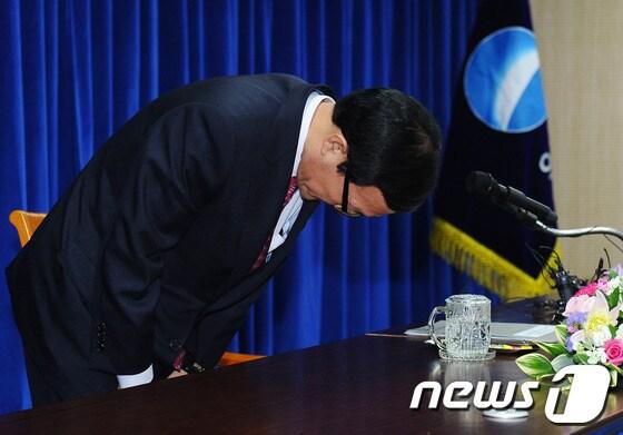 본문 이미지 - 이순우 우리금융그룹 신임 회장 내정자가 23일 오후 서울 종로구 우리카드 본사 대강당에서 기자회견을 갖고 허리숙여 인사하고 있다. 이 내정자는 