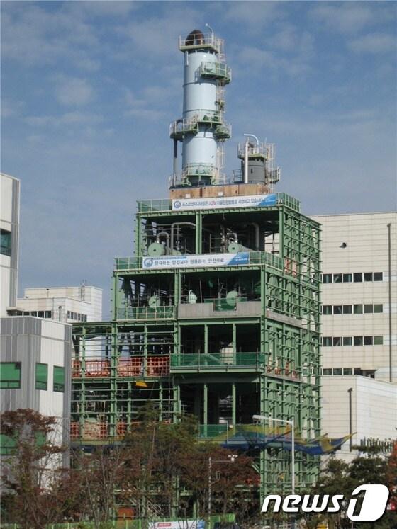 본문 이미지 - 한국 전력연구원이 독자개발한 10㎿급 습식 이산화탄소(CO2) 포집 플랜트 모습.© News1  