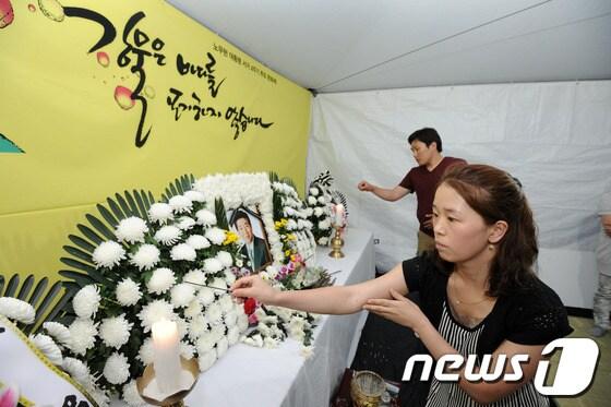 본문 이미지 - 故 노무현 전 대통령 서거 4주기 추도식이 열린 23일 전북 전주오거리문화광장에 마련된 분향소에서 시민들이 헌화, 분향을 하고 있다. 2013.05.23/뉴스1 © News1 김대웅 기자