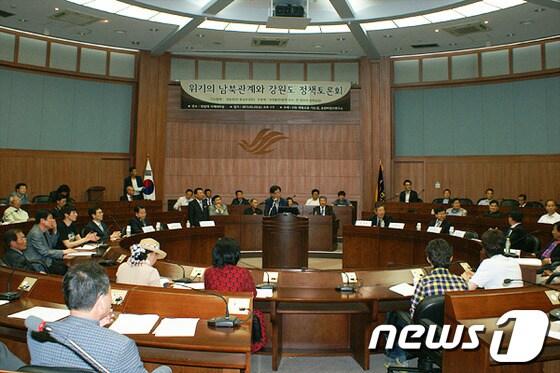 본문 이미지 - 23일 한림대 국제회의실에서 '위기의 남북관계와 강원도'라는 주제로 토론회가 열렸다 © News1 홍성우 기자 