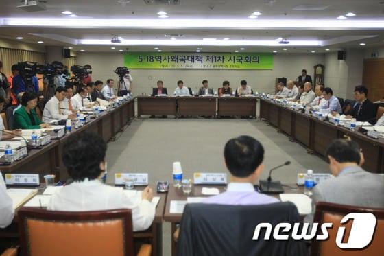 본문 이미지 - 광주시는 24일 오전 광주시 중회의실에서 강운태 광주시장, 임내현 민주당 시당위원장, 시민사회단체등 각계 각층 인사들이 모인가운데 5.18역사왜곡대책 제 1차 시국회의를 개최했다. 2013.5.24/뉴스1 © News1 김태성 기자