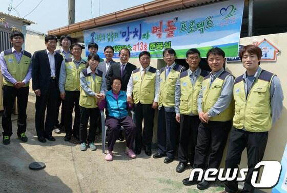 본문 이미지 - 사랑의 집수리를 마친 직원들./사진제공=월성원자력본부© News1 최창호 기자