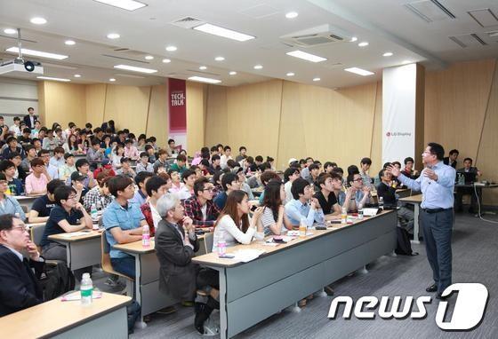 본문 이미지 - LG디스플레이의 최고경영자(CEO)인 한상범 사장이 지난 23일 서울대학교 학생들을 대상으로 특강을 하고 있다.(LG디스플레이 제공)© News1  