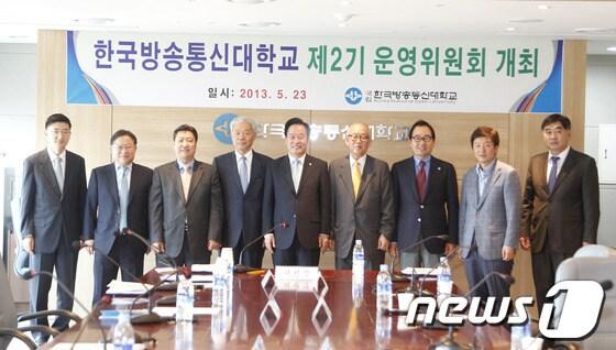 본문 이미지 - 왼쪽부터 김세연 새누리당 국회의원, 송희영 조선일보 논설주간, 민동석 유네스코 한국위원회 사무총장, 조남철 총장, 이병석 국회 부의장, 장만기 인간개발연구원 회장, 윤은기 전 중앙공무원교육원 원장, 하남신 SBS 논설위원실장, 박영범 한국직업능력개발원 원장. (방송통신대 제공) © News1 