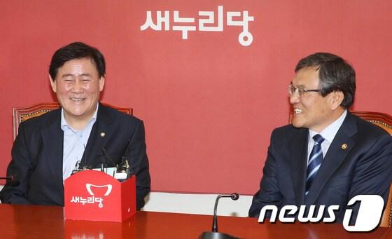 본문 이미지 - 최경환 새누리당 원내대표가 24일 서울 여의도 국회 원내대표실을 방문한 최문기 미래창조과학부 장관과 대화를 하고 있다. 2013.5.24/뉴스1 © News1 송원영 기자