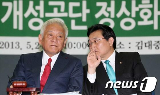 본문 이미지 - 민주당 김한길 대표와 전병헌 원내대표가 24일 오전 이명박 정부의 5.24 조치 3주년을 맞아 서울 마포구 동교동 김대중도서관 열린 '5.24 조치 해제 및 개성공단 정상화'를 위한 현장 최고위원회의에서 머리를 맞댄 채 대화를 나누고 있다. 2013.5.24/뉴스1 © News1 오대일 기자