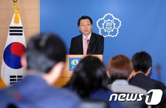 본문 이미지 - 김형석 통일부 대변인이 24일 오전 서울 세종로 정부서울청사 합동브리핑실에서 정례브리핑을 하고 있다. 2013.5.24/뉴스1 © News1 박철중 기자