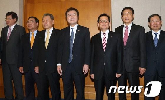 본문 이미지 - 24일 오전 서울 중구 명동 전국은행연합회관에서 열린 금융지주사 회장 간담회에 앞서 참석자들이 기념촬영을 하고 있다. (왼쪽부터) 홍기택 산은금융 회장, 한동우 신한지주 회장, 어윤대 KB금융지주 회장, 신제윤 금융위원장, 최수현 금융감독원장, 김정태 하나금융 회장, 박병원 은행연합회장. 2013.5.24 머니투데이/뉴스1 © News1   김보영 