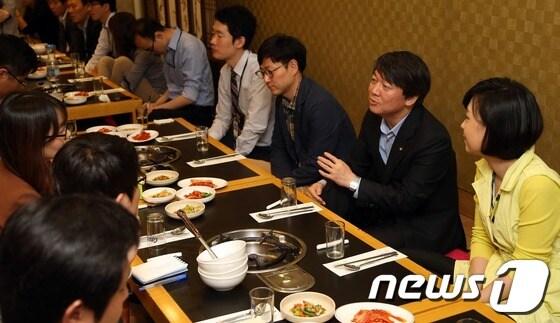 본문 이미지 - 안철수 무소속 의원이 24일 오후 서울 여의도의 한 식당에서 국회출입기자들과 오찬 간담회를 갖고 있다. 2013.5.24/뉴스1 © News1 박세연 기자