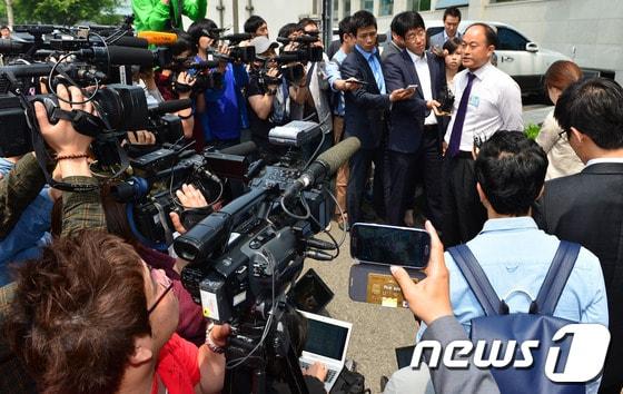 본문 이미지 - 가수 손호영이 24일 새벽 자신의 차량에서 자살을 시도하다 지나가던 시민의 신고로 구조된 가운데 이날 오전 서울 용산구 순천향대병원 관계자가 '손호영이 위급한 상황을 넘긴 상태다. 심신이 불안정해서 2~3일 경과를 지켜봐야 한다'며 브리핑을 갖고 있다. 2013.5.24 머니투데이/뉴스1  © News1   
