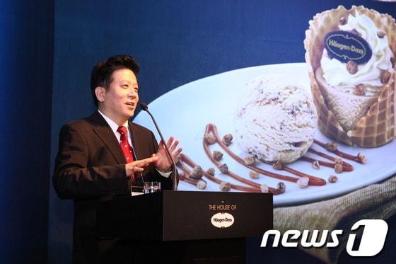 본문 이미지 - 24일 서울 중구 소공동 프라자 호텔에서 열린 신제품 발표회에서 서홍표 한국하겐다즈 대표가 인사말을 하고 있다. (제공=한국하겐다즈) © News1 