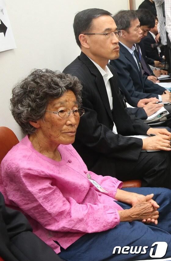 본문 이미지 - 24일 서울 여의도 국회에서 열린 국회 산업통상자원위원회 통상·에너지 소위원회에서 밀양 송전탑 반대 주민인 손희경(79) 할머니가 한진현 산업통상자원부 제2차관과 조환인 한전사장의 밀양 송전탑 사태에 대한 답변을 지켜보고 있다. 2013.5.24/뉴스1 © News1 송원영 기자