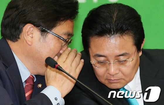 본문 이미지 - 민주당 전병헌 원내대표와 우원식 경제민주화추진위원장이 24일 오후 서울 여의도 국회의사당에서 열린 확대고위정책회의에서 귀엣말을 나누고 있다. 2013.5.24/뉴스1 © News1 오대일 기자