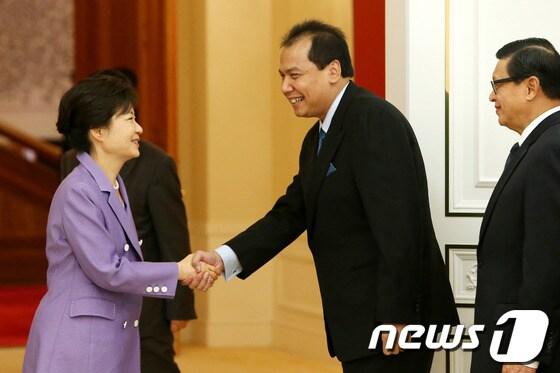 본문 이미지 - 박근혜 대통령이 24일 오후 청와대에서 카이룰 딴중 인도네시아 국가경제위원장을 접견, 악수하고 있다. (청와대 제공) 2013.5.24/뉴스1 © News1   박철중 기자